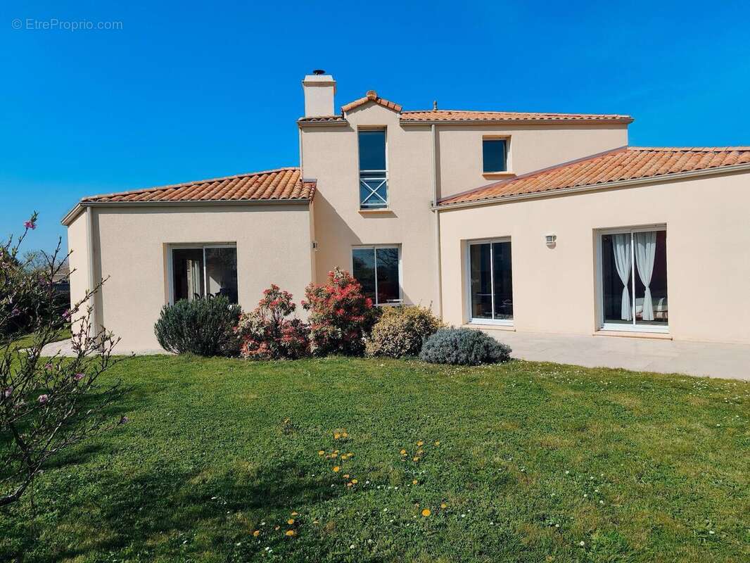 Maison 237 m² à Saint-Leger-Les-Vignes  - photo 3