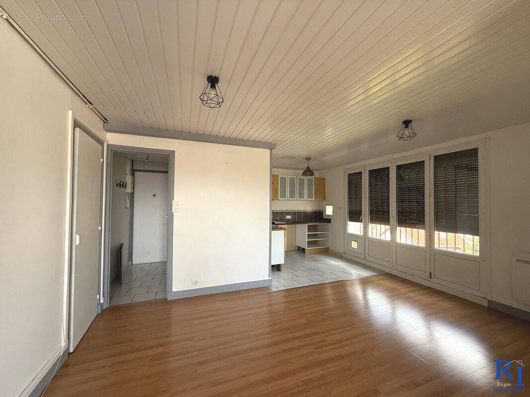 Vaste pièce de vie avec coin cuisine - Appartement à FONTAINE