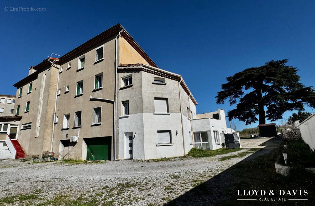 Appartement 800 m² à Valence  - photo 6