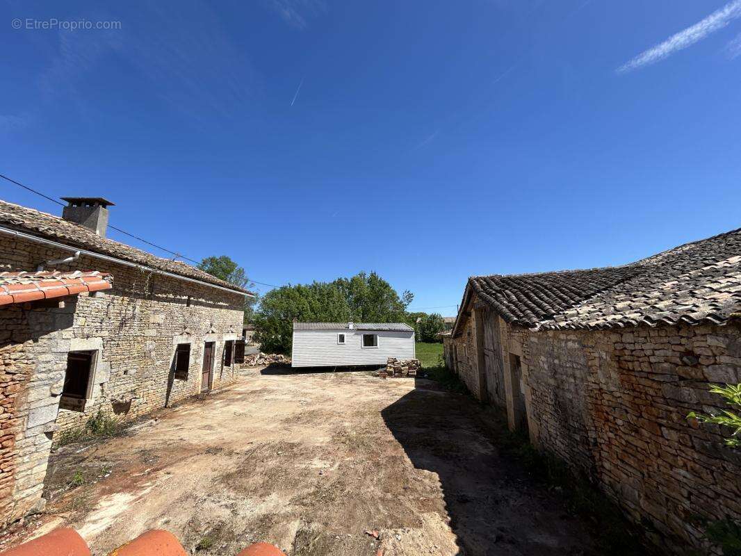 Maison à CLUSSAIS-LA-POMMERAIE