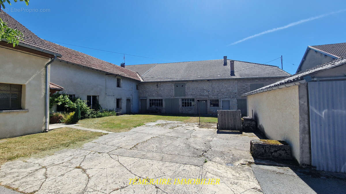 Maison à MONT-SUR-MONNET