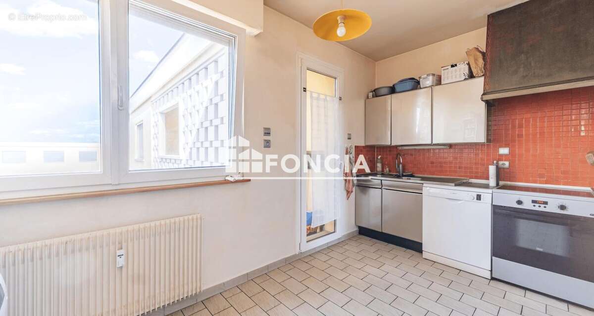 Superbe F5 de 121 m² dernier étage, traversant, 2 salle de bains et trois chambres, balcon sud-ouest et garage - photo 6