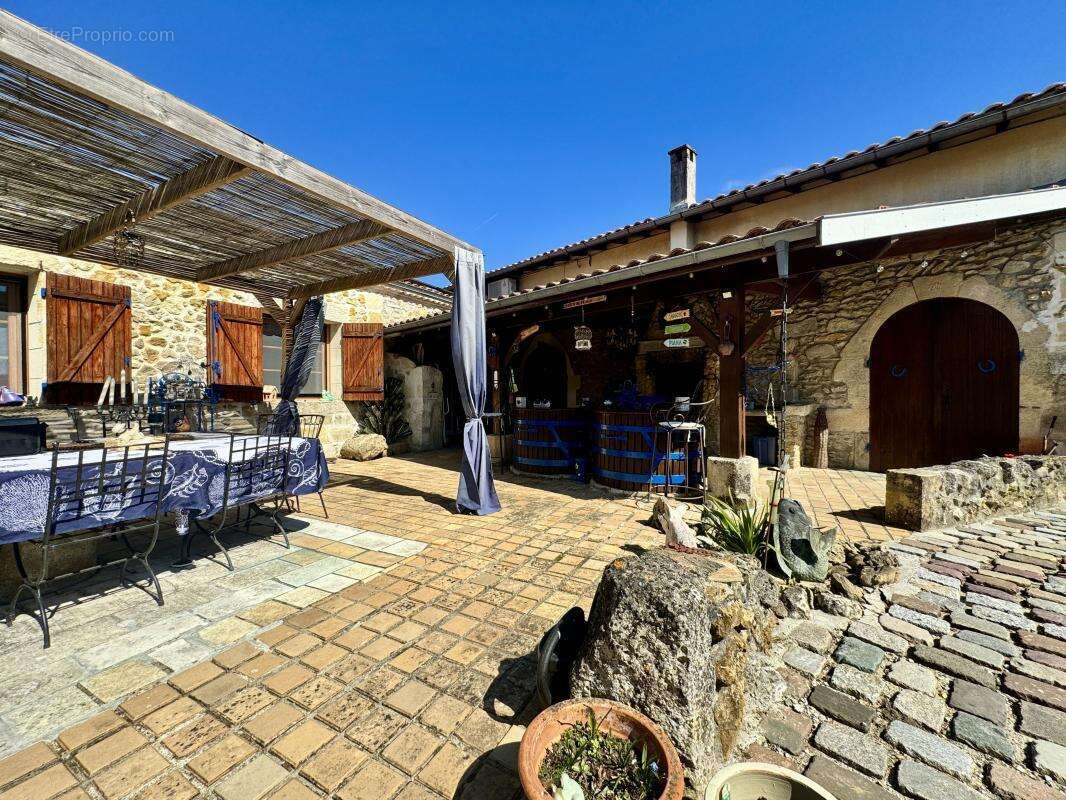 Maison 260 m² à Saint-Selve  - photo 8