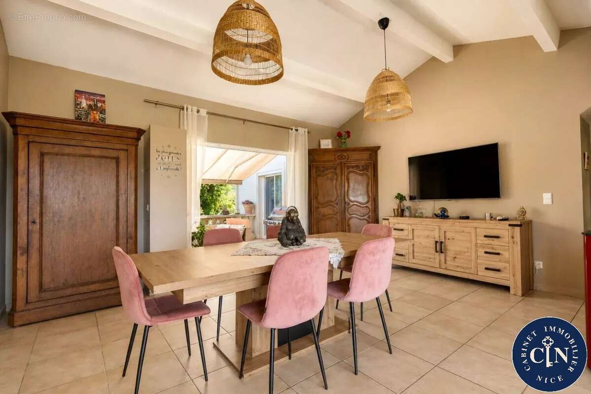 Maison 240 m² à Contes  - photo 4