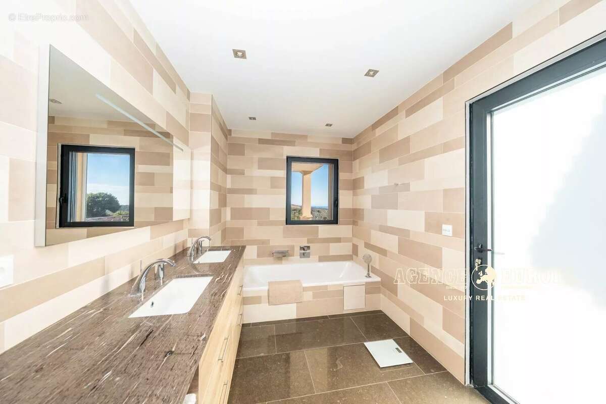 Maison à ROQUEFORT-LES-PINS