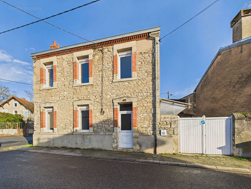 Maison à AIGUEPERSE