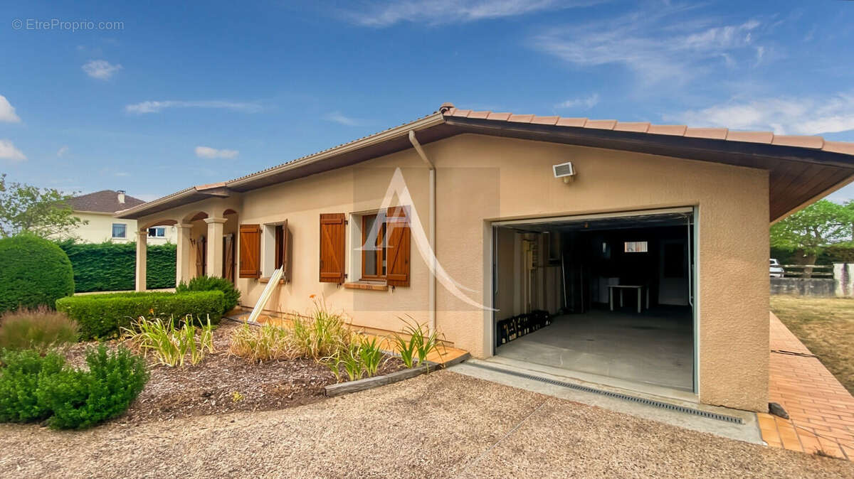 Maison de plain-pied avec jardin paysagé et dépendance à Saint-Vite - photo 6