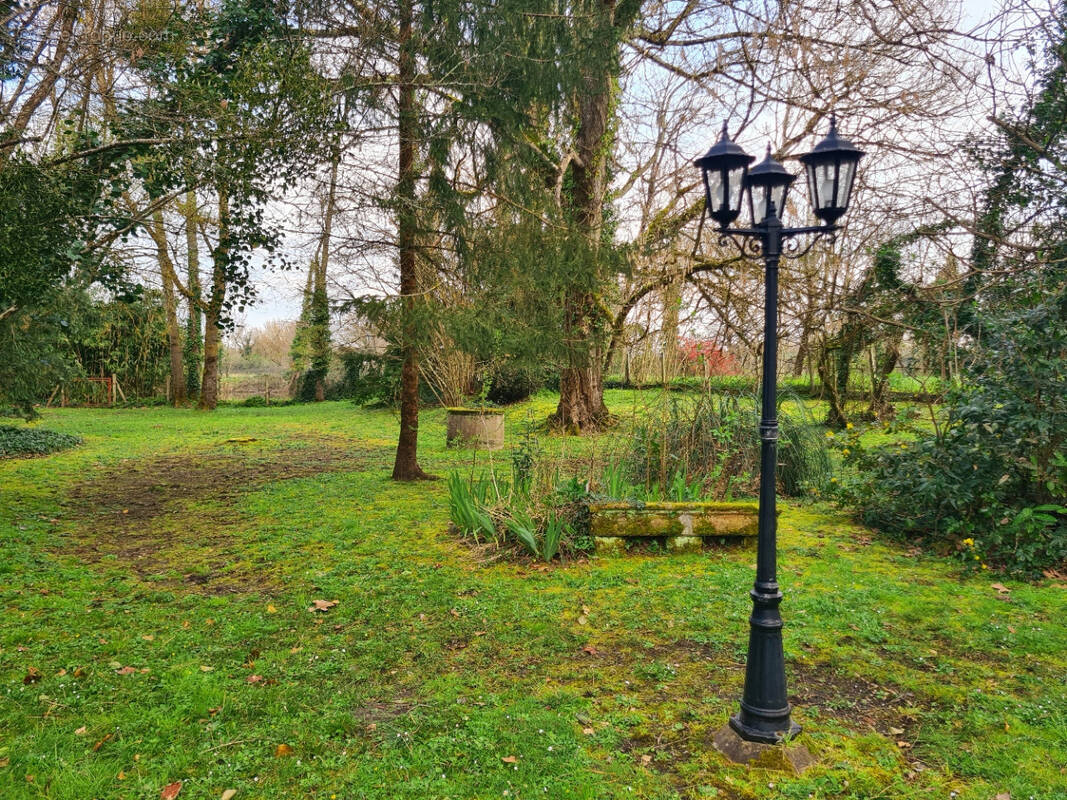 Maison à SAINT-MEDARD-DE-GUIZIERES