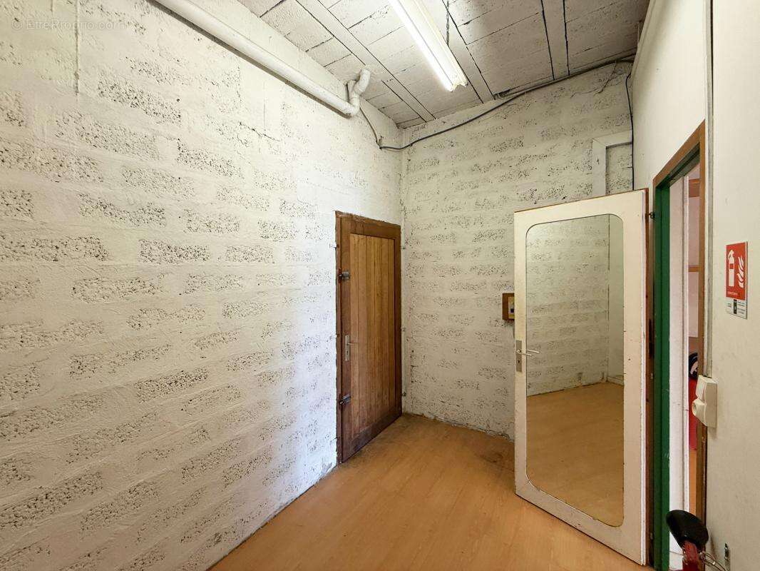 Local commercial - photo 8