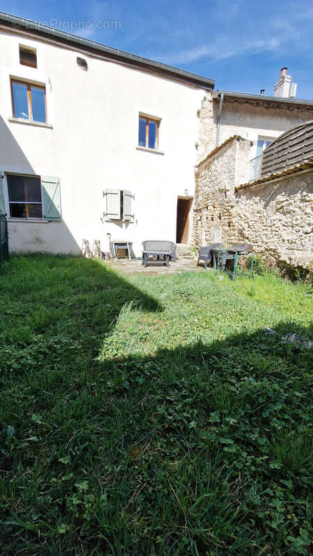 Appartement à SORCY-SAINT-MARTIN