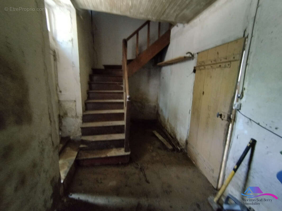 HALL - Maison à SAINT-PRIEST-LA-MARCHE