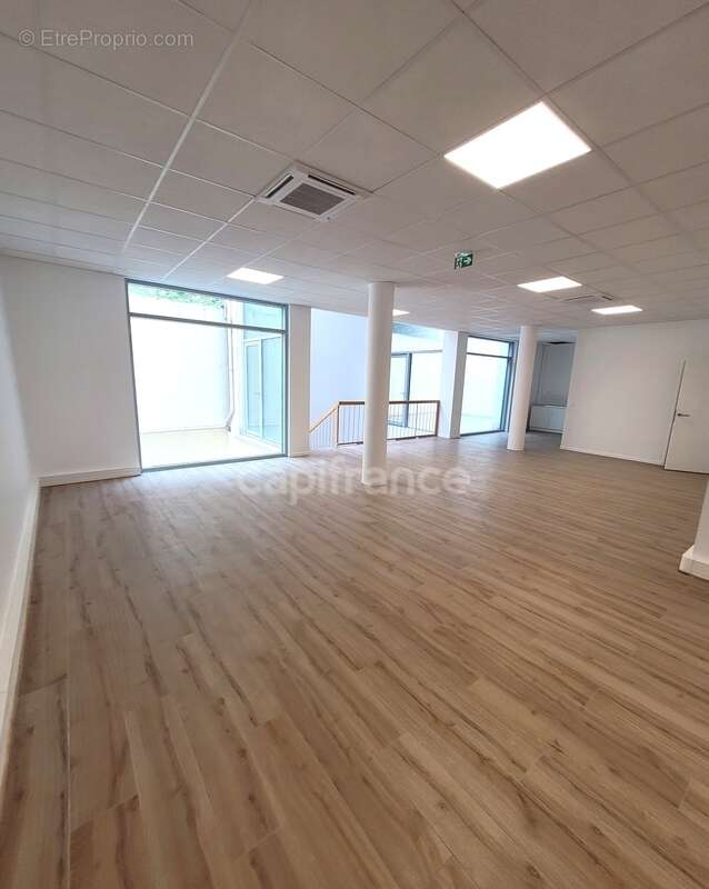 Dpt Paris (75), à vendre PARIS 15EME ARRONDISSEMENT Local commercial 200 m² - photo 3