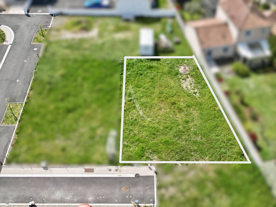 Terrain à ANGLES