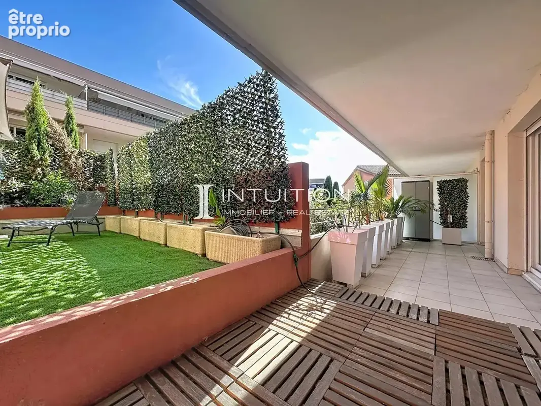 MANDELIEU - Centre Ville : trois pièces avec grande terrasse, jardin et annexes - photo 15
