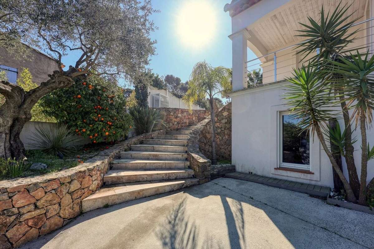 Villa contemporaine rénovée/imaginée par architecte d’intérieur – volumes exceptionnels – Janas - photo 9