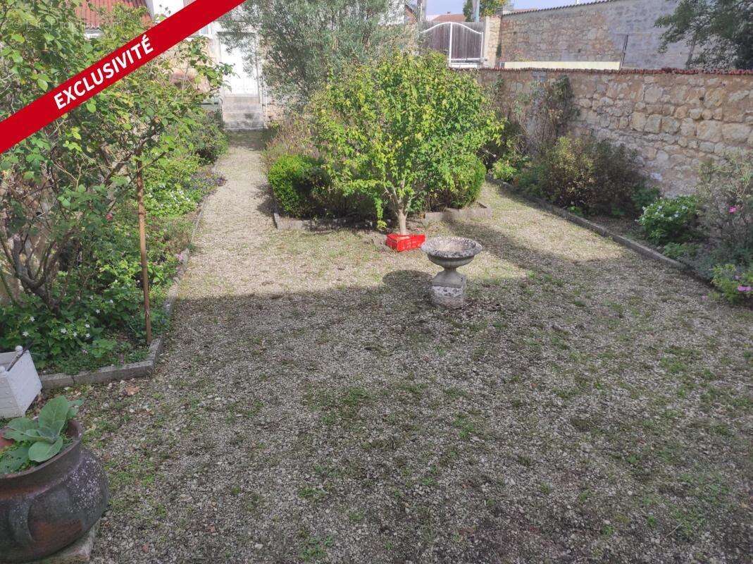 Maison à SAINT-JEAN-D'ANGELY