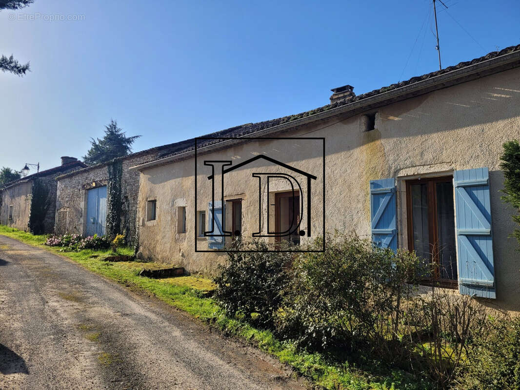Maison principale vue de la rue - Maison à SAINT-CERNIN-DE-LABARDE
