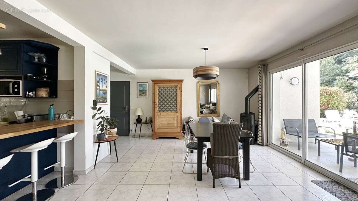 GOLF ET CENTRE VILLE VILLA A PIED POUR CETTE VILLA DE 6 Pièces de 150 m2 sur une parcelle de 800 m2 avec piscine - photo 6