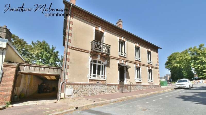 Maison de ville avec garage, jardin et fort potentiel – À deux pas de la gare et du centre-ville de Conches-en-Ouche - photo 2