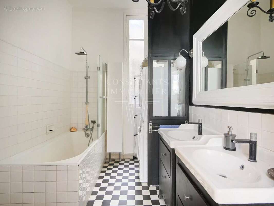 Appartement à PARIS-16E