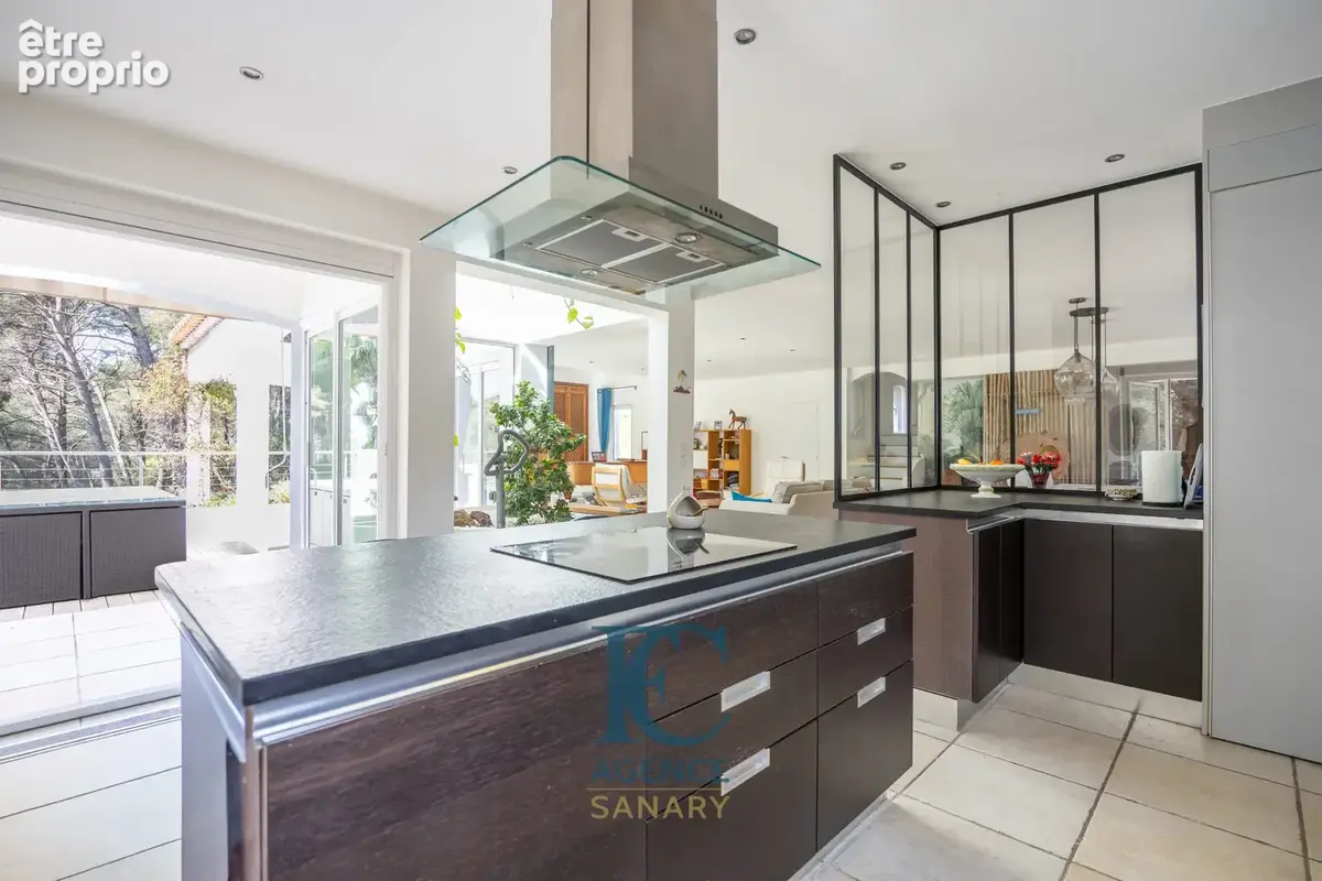 Maison d'architecte de 216 m2 à proximité de la plage Dorée - photo 4