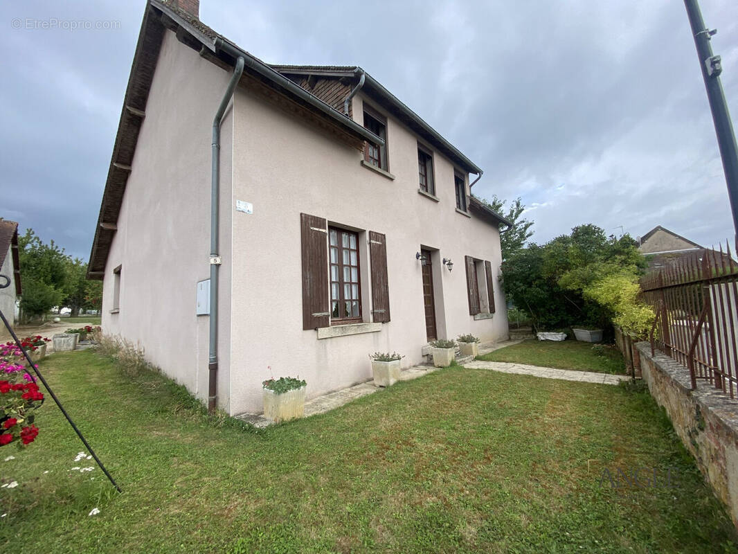 Maison à VILLAINES-LA-CARELLE
