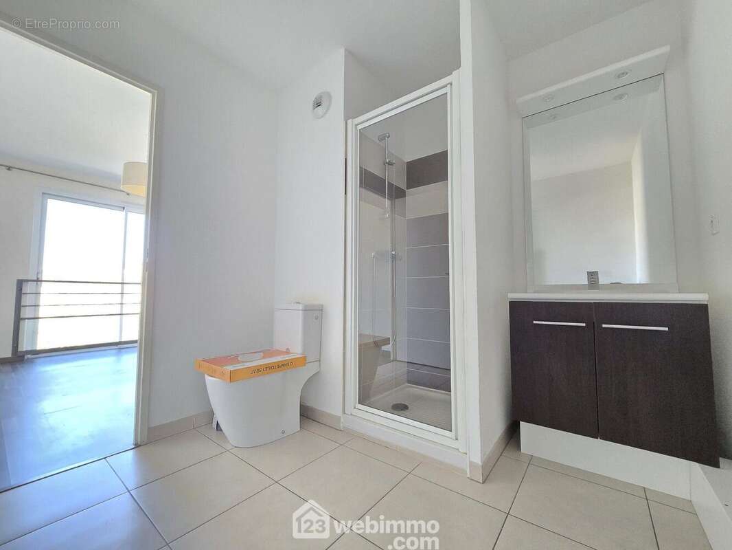 Une salle d&#039;eau avec WC - Appartement à BORDEAUX