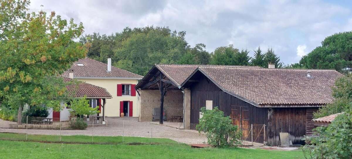 Ensemble immobilier  Grateloup Saint Gayrand : Maison 8 pièce(s) 303 m2 + Appartement T2  indépendant+ Dépendances - photo 2