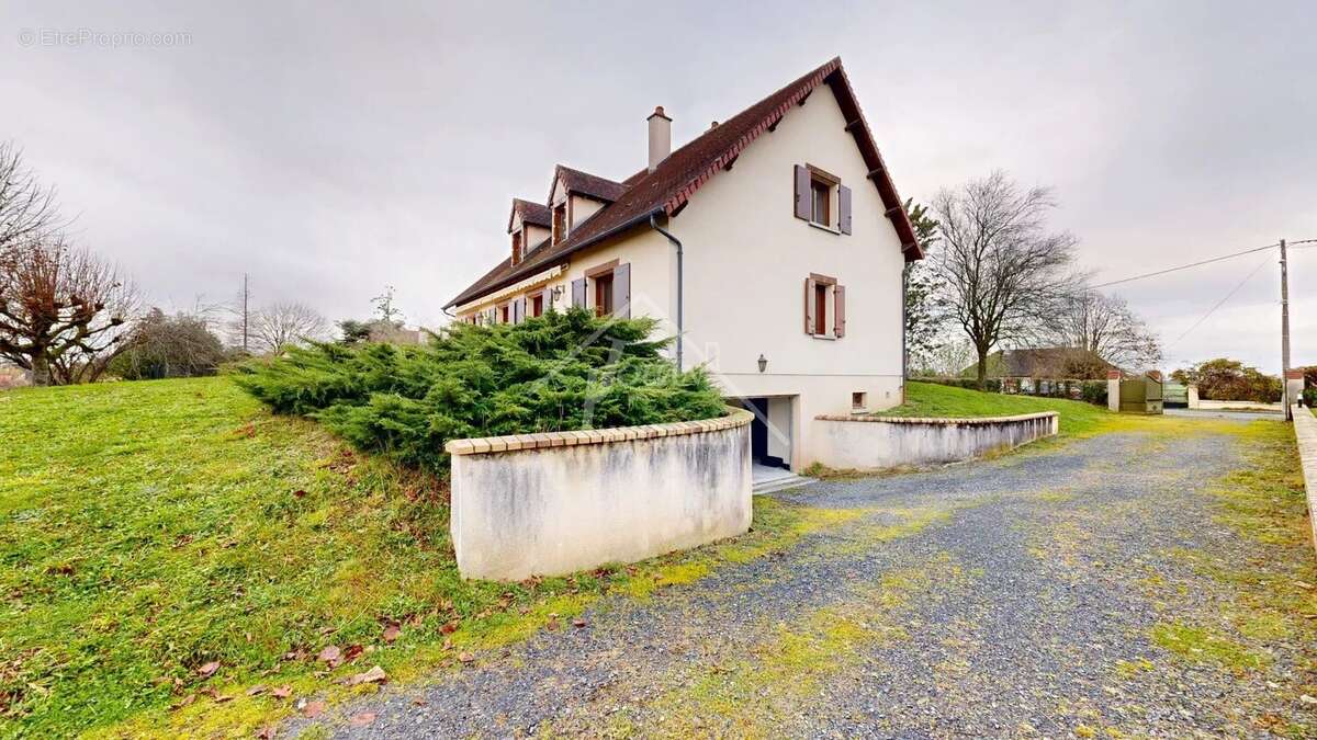 Maison à DOMPIERRE-SUR-BESBRE