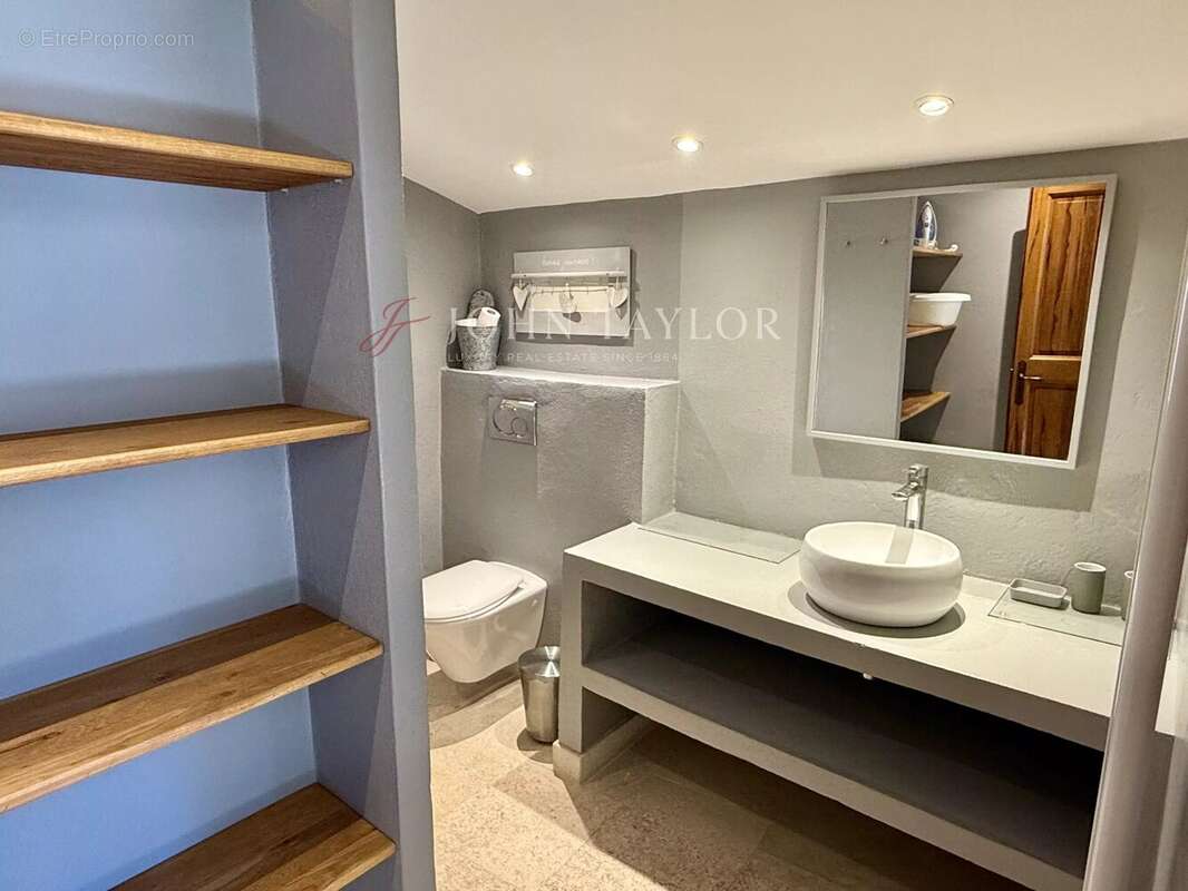 Propriété à vendre au pied de Gordes – Luberon – Maison principale + 2 gîtes indépendants – Piscine – Terrain arboré de 2 000 m² - photo 6