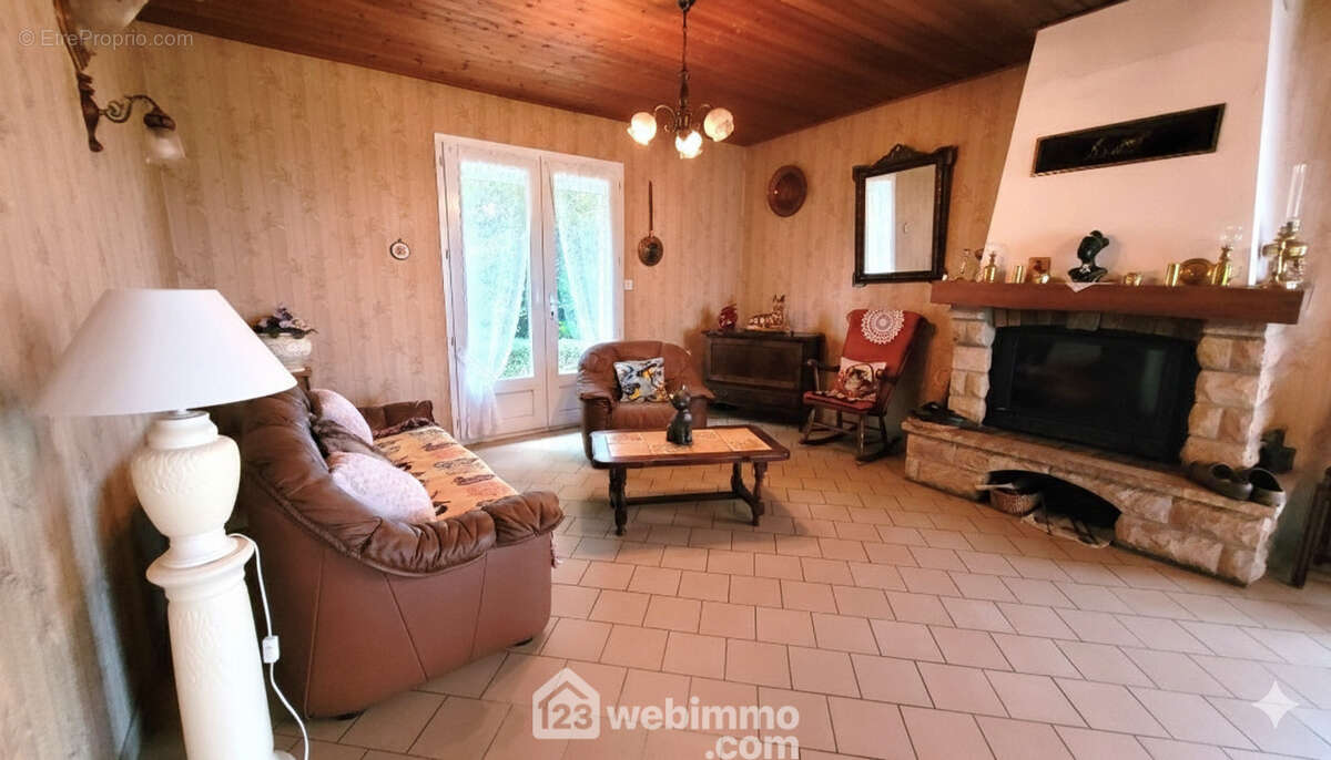 Son côté salon - Maison à LONGEVILLE-SUR-MER