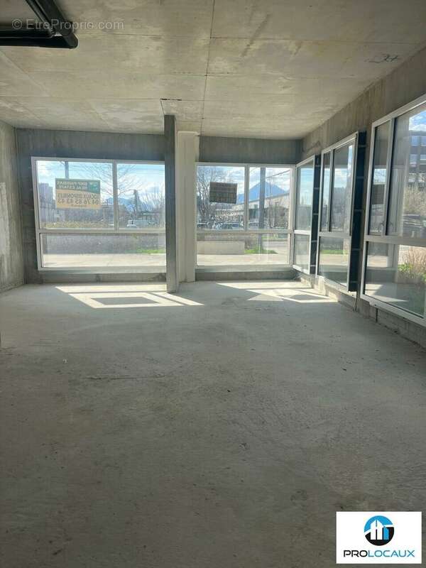 Commerce à LE PONT-DE-CLAIX