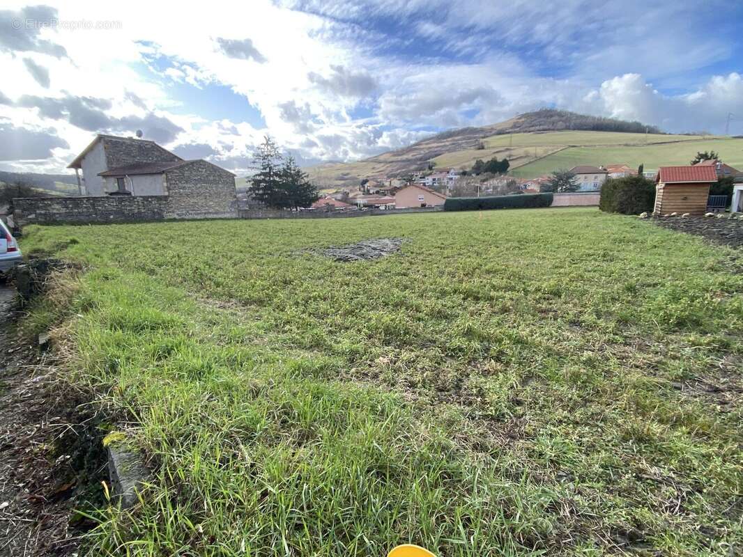 Terrain 1522 m² à Saint-Yvoine  - photo 2