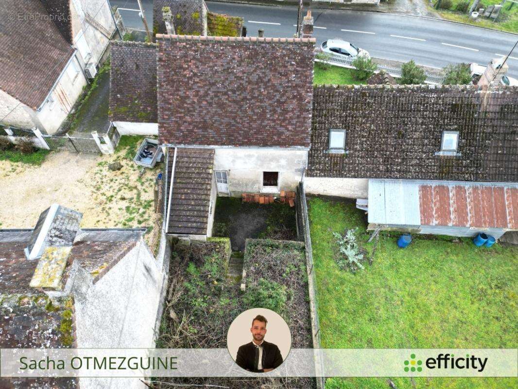 Maison à AZAY-LE-FERRON