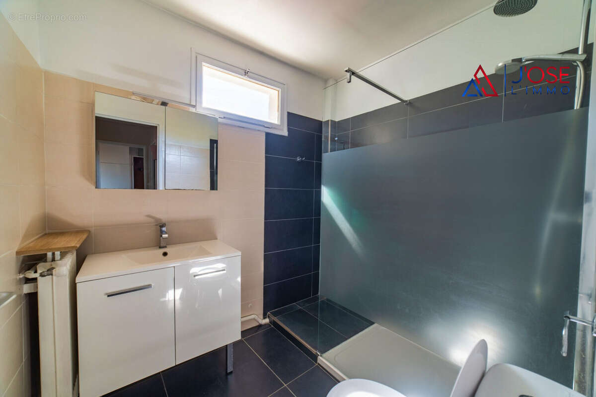 Salle d'eau moderne avec fenêtre - Appartement à AIX-EN-PROVENCE