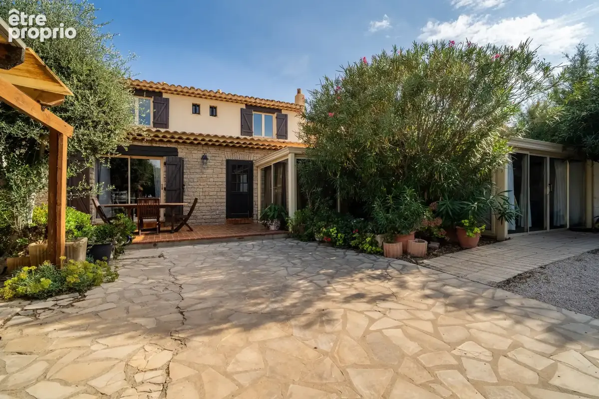 Photo Maison à Six-Fours-Les-Plages au prix de 840 000€