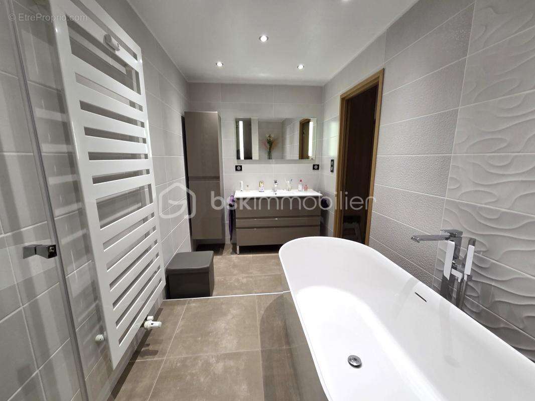 T4 115 m² avec Terrasse et Garage Centre ville Voiron - photo 9
