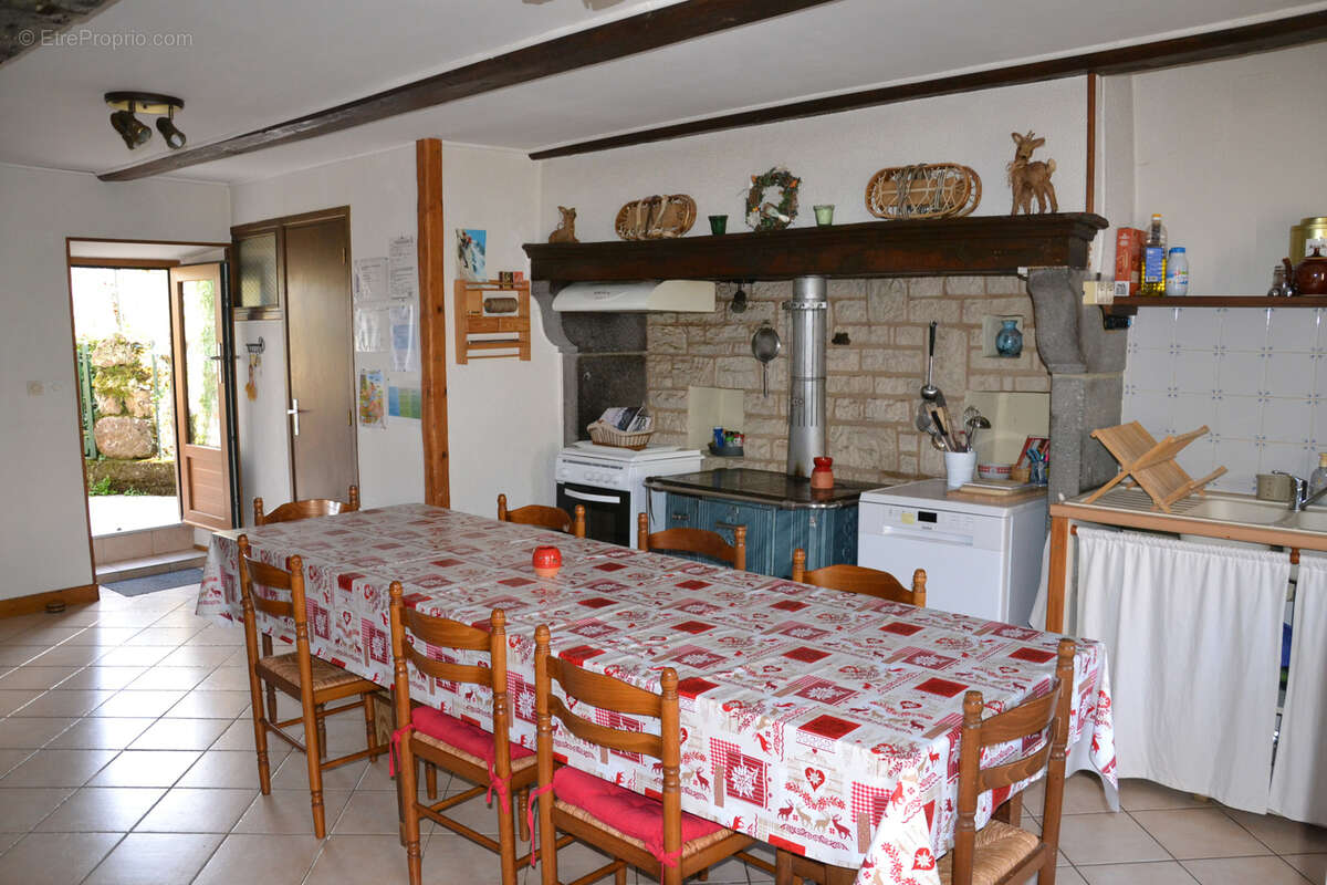 Maison à SAINT-SAUVES-D'AUVERGNE