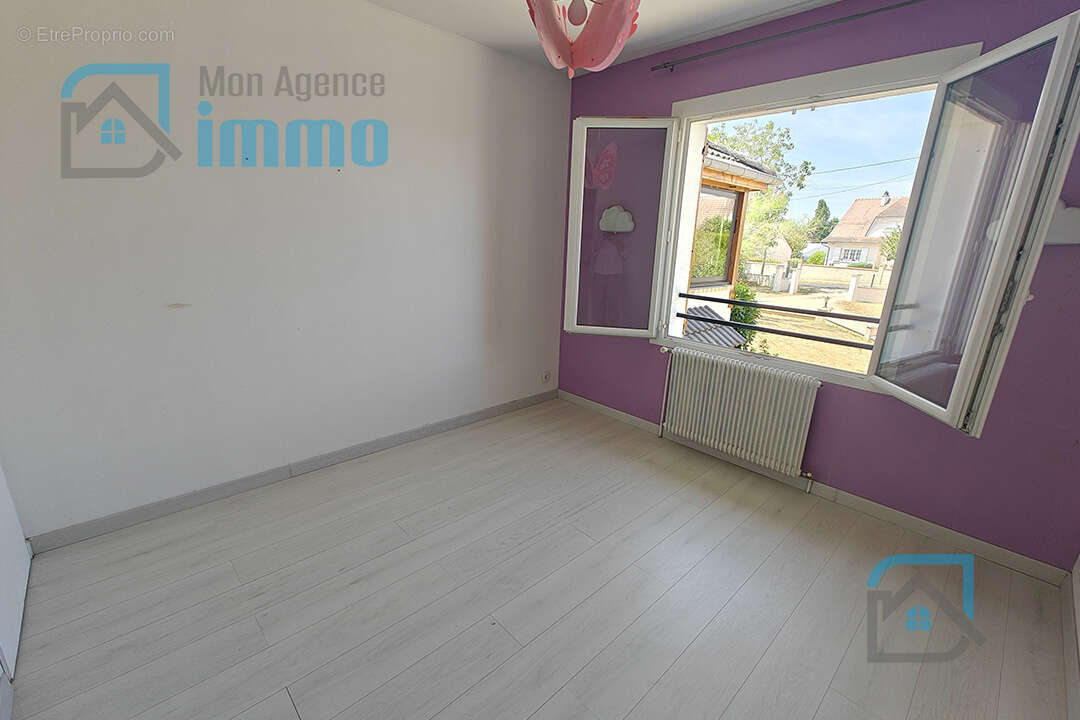 Mehun-Sur-Yèvre - Pavillon sur sous-sol avec 4 chambres et jardin - photo 6