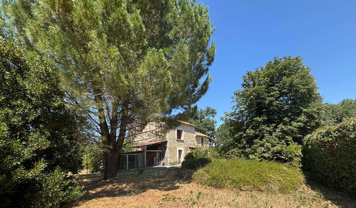 Entre GRIGNAN et ST PAUL, mas à restaurer sur 1 250m2 de terrain arboré. - photo 5