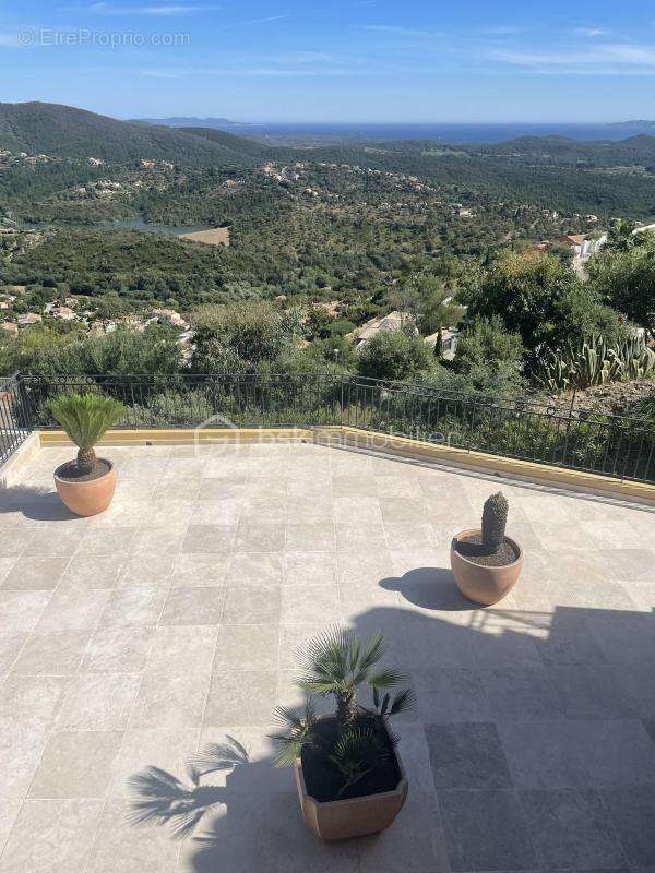 Côte d'azur - Propriété de prestige 230 m² avec piscine à débordement et panorama sur les Îles d'Or - photo 3