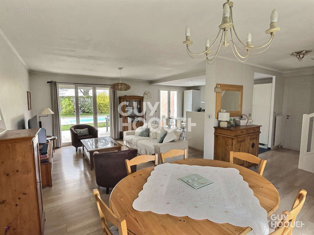 Maison familiale 5 pièces avec piscine à Saint Bonnet de Mure - 479 000 - photo 6