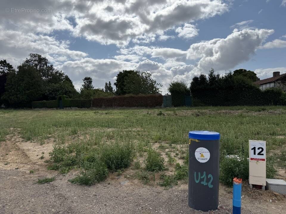 Terrain à MONCHECOURT