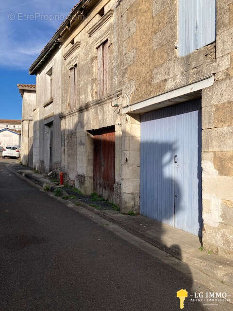 Maison à MONTLIEU-LA-GARDE