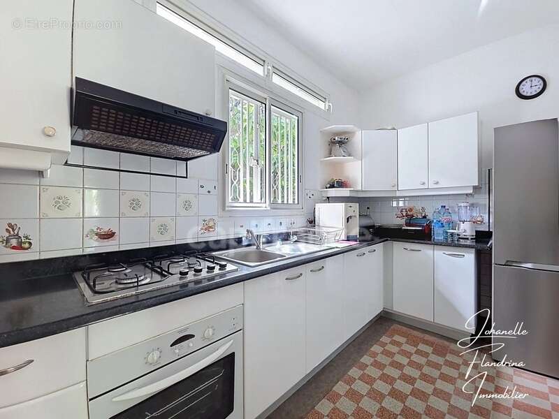 Propriété rare avec maison + 3 logements indépendants – 1850 m² constructible – Basse-Terre centre - photo 6