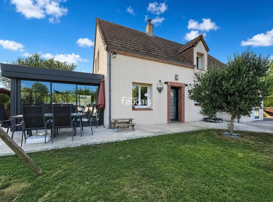 Maison à SAINT-SYMPHORIEN-LE-VALOIS