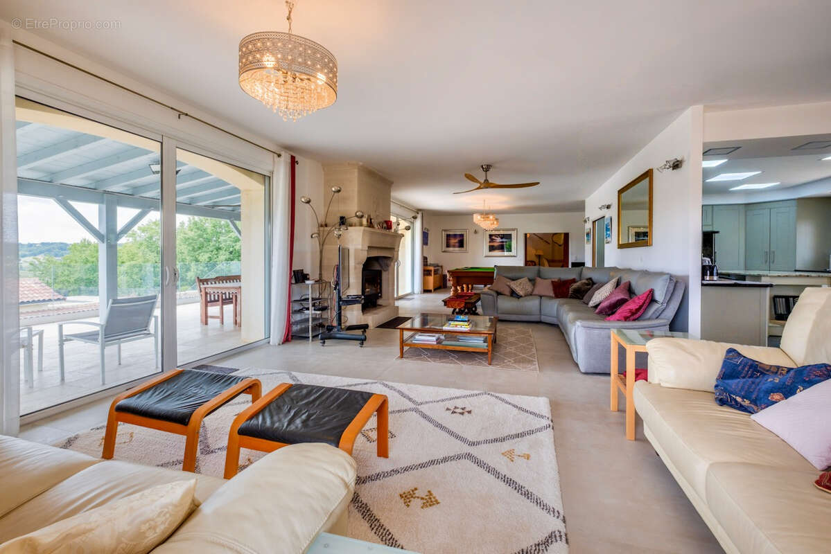 Maison de prestige d'environ 423m2 avec vue panoramique, piscine, gîte indépendant de 80m2 et prestations haut de gamme dans le  - photo 6