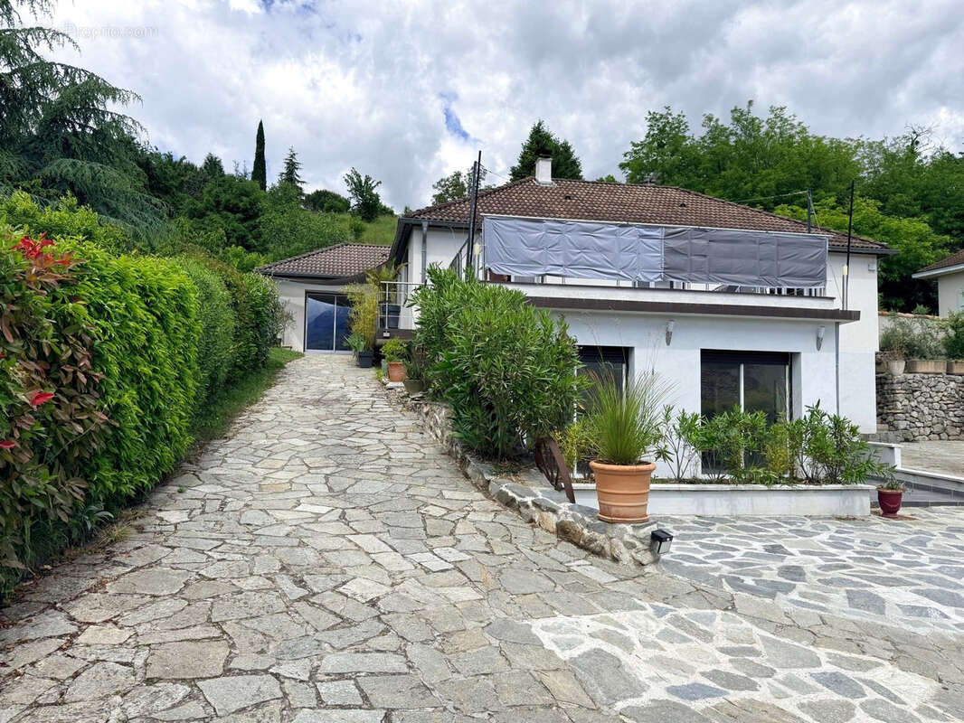 Maison à SAINT-NAZAIRE-LES-EYMES
