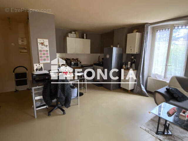 Appartement à LE CHAMBON-FEUGEROLLES