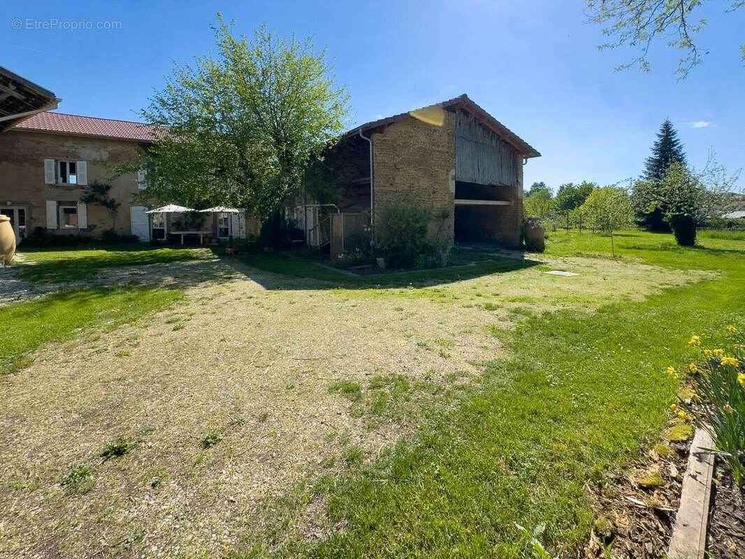 Maison 225 m² à La Cote-Saint-Andre  - photo 2